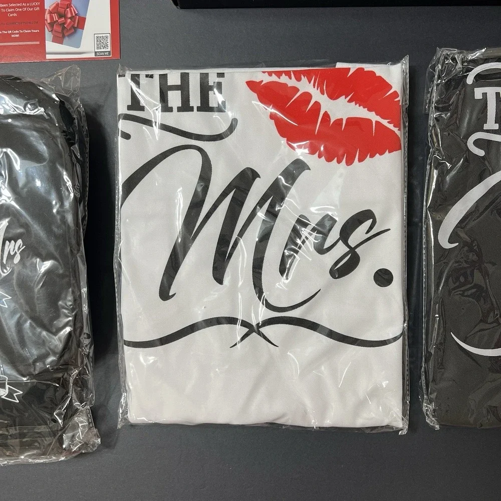 Deluxy Mr & Mrs Aprons/Oven Mitts & Potholder Kit Set Newlyweds